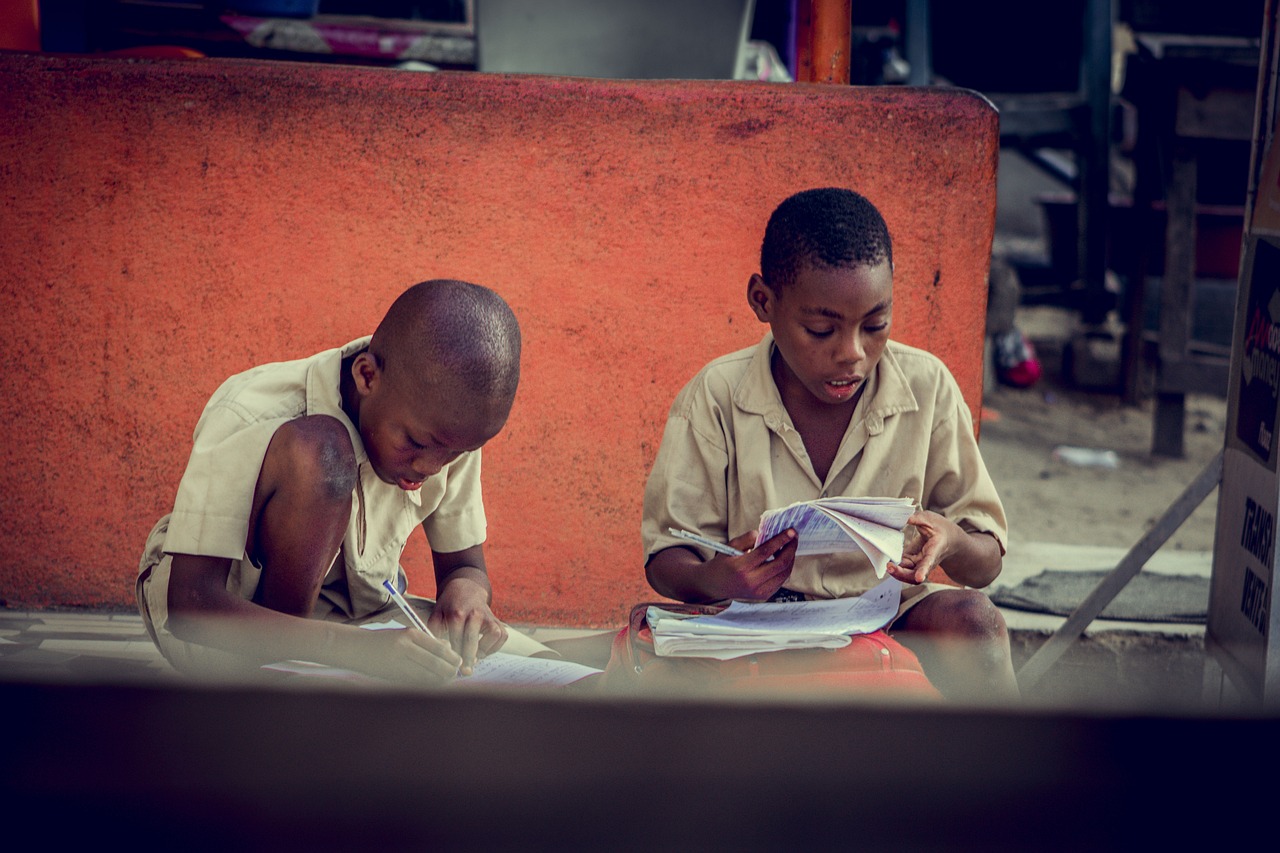 Élèves africains en train d'étudier